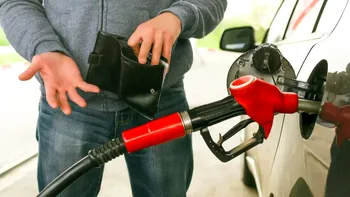 Șoc pentru prețurile la carburant: a intrat în vigoare legea care aduce noi scumpiri