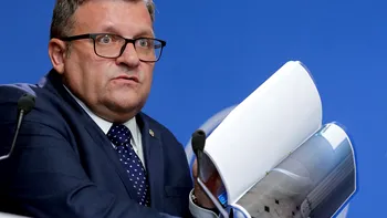 Marius Budăi a demisionat din funcția de ministru al Muncii în urma scandalului căminelor groazei. Klaus Iohhanis a semnat decretul de numire a noului ministru
