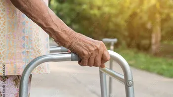 Bunicuță de 82 de ani, dată afară din propriul apartament după o ceartă cu fiica ei. Cazul a ajuns în fața judecătorilor