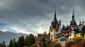 Sinaia, stațiunea la care vii pentru Castelul Peleș și mânăstire, dar stai pentru relaxare, distracție și sport. Cât costă cazarea, mâncarea VIDEO
