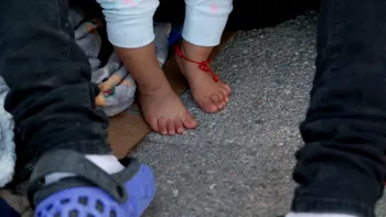Caz șocant în România. Un copil de 1 an și 8 luni, găsit desculț pe stradă după ce a plecat de la grădiniță singur