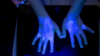 Cum funcționează lumina ultravioletă, cum face obiectele să strălucească