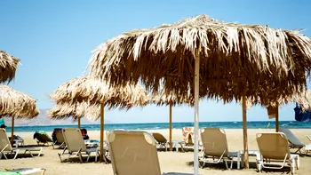 Explozie de prețuri pe plajele din Grecia. Românii au rămas șocați de cât costă un șezlong. ”E ca la Mamaia, mai nou”