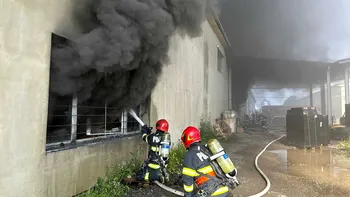 Incendiu de proporții la o hală de depozitare, în Mureș. Localnicii au primit RO-Alert. Două persoane au fost intoxicate cu fum