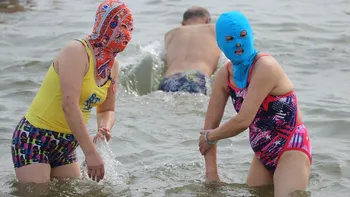 Noul trend pe plajă. De ce poartă lumea „facekini”, bucăți de material care le acoperă fața