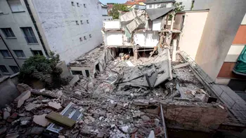 O clădire de apartamente s-a prăbușit în Italia, lângă Napoli. Salvatorii caută supraviețuitori printre dărâmături