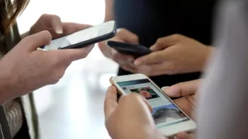 Țara din Europa în care poliția îți pornește camera și microfonul de la telefon de la distanță: vezi altfel ”democrația”
