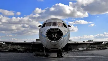 Un aeroport abandonat din Cipru a stat nefolosit timp timp de o jumătate de secol. Este plin de avioane ruginite și vopsea exfoliată