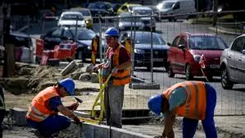 Vești proaste pentru muncitorii în construcții. Angajații au ieșit în stradă după decizia Guvernului