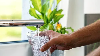 Apa de la robinet, infestată cu chimicale toxice: ce avertizează oamenii de știință