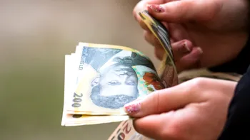 Bani gratis pentru aceste familii din România. Cine e pe listă, care sunt condițiile