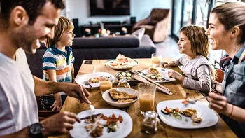 De ce iau spaniolii cina la ora 22: motivul bizar din spatele acestui obicei