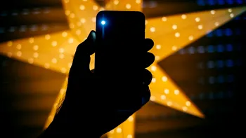 De ce să nu mai folosești telefonul ca lanternă: cum poți să-l strici, care-i alternativa