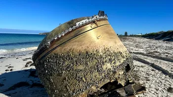 Un bizar obiect metalic uriaș a apărut pe o plajă, în această țară. Este o parte din celebrul avion dispărut MH370?