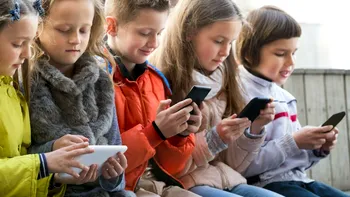 Țara din Europa unde telefoanele, tabletele și ceasurile smart vor fi interzise la cursuri