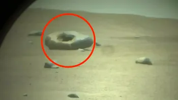 Bizara rocă de pe Marte cu o gaură în mijloc: ce spune NASA despre stânca în formă de gogoașă