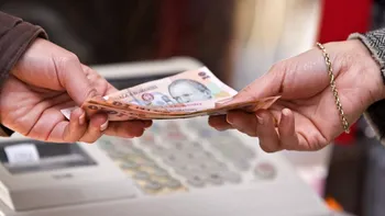 Majorarea salariului minim pe economie în România, cea mai proastă decizie: cum sunt ”arși” românii la buzunare, de fapt