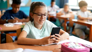 Fără telefoane inteligente în școli: lege nouă pentru absolut toți elevii, fără excepție