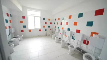 Baia în care elevii craioveni sunt obligați să socializeze. Wc-urile nu au despărțitoare. Ce spune Lia Olguța Vasilescu