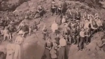 O fotografie din 1912 în care ar apărea un „călător în timp” a convins multă lume că fenomenul călătoriilor în timp e real. Ce reprezintă imaginea