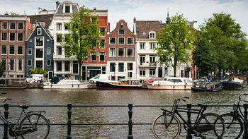 Amsterdam întoarce foaia. Orașul încearcă să scape de reputația de centru al dezmățului, ce le oferă turiștilor în schimb