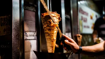 Cum este făcut kebabul, de fapt. S-ar putea să nu mai vrei să calci vreodată pe la shaormerii