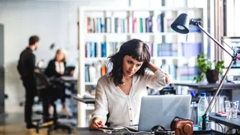 Ești în perioada de probă la job? Mulți angajatori o folosesc excesiv și abuz - ce trebuie să știi