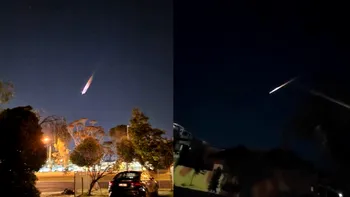 O minge de foc în cădere, filmată pe cer. Specialiștii au spus ce ar putea fi. Video