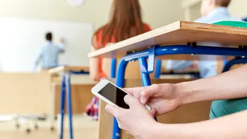Poate un profesor să confiște telefonul mobil al unui elev? Ce spune legea în acest sens