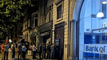 Au scos 10.000 de euro de pe card, fără bani în cont. Greșeala care a făcut coadă la bancomatele băncii