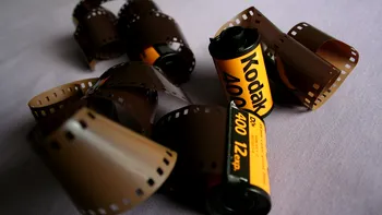 Kodak nu renunță la producția de filme foto. Cum a ajutat Oppenheimer