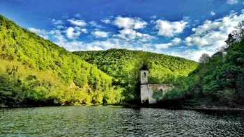 Lacul fascinant din România care a făcut istorie, dar acum este interzis turiștilor. Era printre cele mai populare