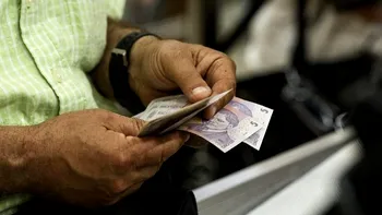 Nu le-a plăcut cartea, așa că pun mâna pe muncă: românii se angajează masiv, când le bate sărăcia la ușă