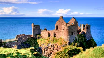 Istoria dramatică a Castelului Dunluce, care a apărut în Game of Thrones. Personaje legendare și povești cu fantome
