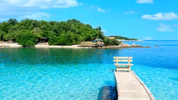 Maldivele din Europa, o nouă destinație preferată de turiști. Stațiunile sunt „invadate” de italieni care fug de prețurile mari. Cât costă un șezlong