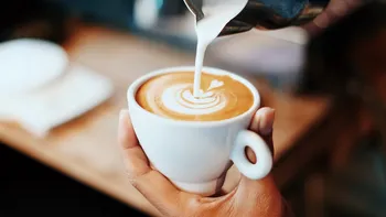 Cafea la jumătate de preț pentru cei care fac asta. Cine poate plăti de două ori mai puțin