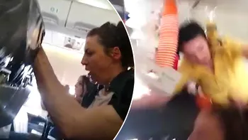 Momentul când un avion trece prin cea mai puternică turbulență filmată vreodată. Însoțitoare de bord, lovită de tavan. Pasagerii, terifiați