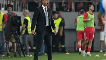 Ovidiu Burcă, în mare pericol, după ce Dinamo a pierdut a patra partidă consecutivă. „Nu întrebați de demisie”. Antrenorul a făcut scandal la vestiare - FOTO