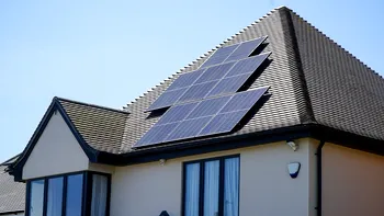 Românii care și-au instalat panouri fotovoltaice pe case ar putea rămâne fără electricitate. Care este motivul