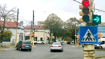 Mulţi şoferi habar nu au ce trebuie să facă, de fapt, atunci când semaforul e intermitent de dreapta. Aşa încalcă grav legea