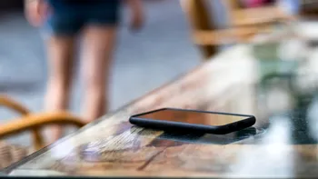 Telefonul pe care îl poți găsi și atunci când e închis, dacă l-ai pierdut. Cum te ajută Google