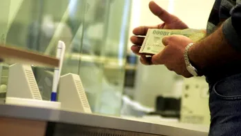 Românii au ajuns să nu-și mai poată plăti creditele la bănci, dar nu se lasă: „Românul când e la necaz se bagă într-unul și mai mare”