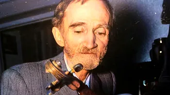 Iubea oamenii, dar îi privea prin ”flori de plumb și funerar veșmânt”. Povestea celui mai melancolic poet român, George Bacovia