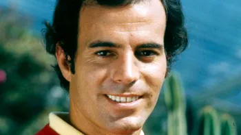 Cântărețul iubit de generații întregi de români: Cum a reușit să facă Julio Iglesias istorie în România [VIDEO]