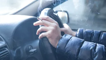 Se schimbă legea pentru fumători, nici în mașină nu vei mai avea voie. Amenzi usturătoare pentru chiștoace