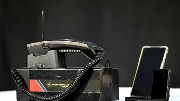 Acesta este unul dintre cele mai vechi telefoane mobile din lume. Cântărește 1,5 kilograme, iar bateria îl ține jumătate de oră