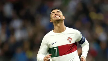 Cristiano Ronaldo, lovit de un fan care a intrat pe teren. Imagini incredibile de la meciul Bosnia - Portugalia