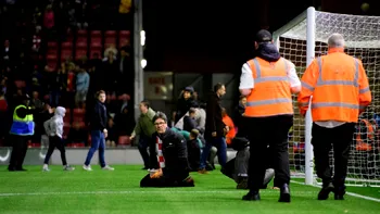 Fanii au intrat pe teren și s-au pus în genunchi. Momente dramatice la un meci de fotbal - FOTO