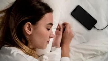 Ce se întâmplă, de fapt, dacă îți încarci telefonul în timpul nopții