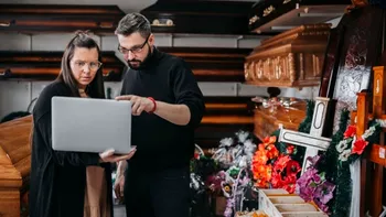 Firmele de pompe funebre, afacerea ideală în România: înmormântările s-au scumpit, cioclii se umplu de bani